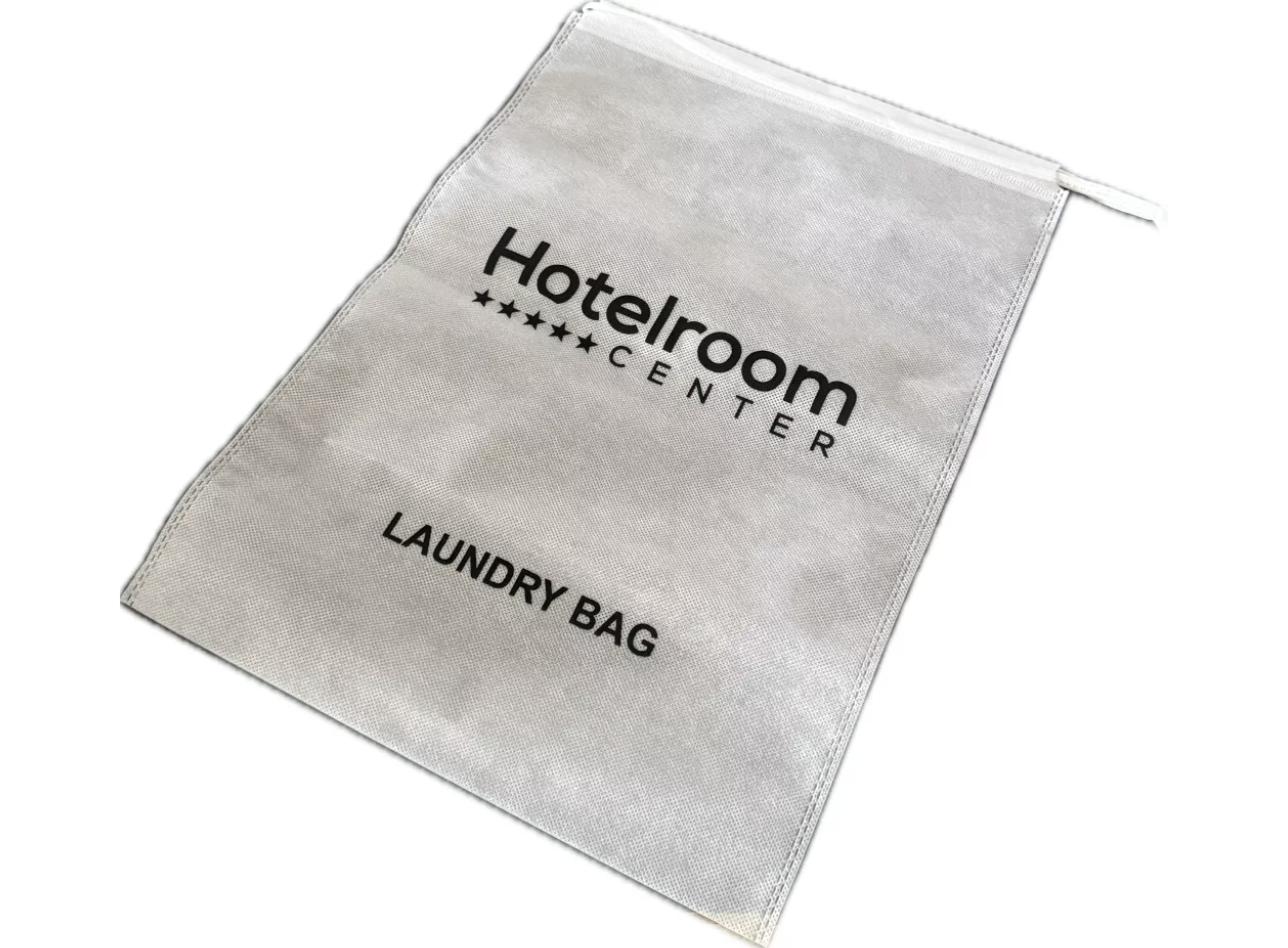 Căruciorul de rufe și sacii de lenjerie în housekeeping-ul hotelier